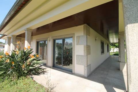Moradia Individual, com área habitacional, com 212 m²