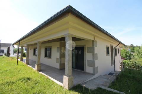 Moradia Individual, com área habitacional, com 212 m²