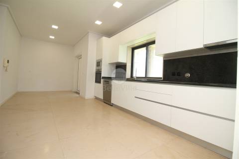 Moradia Individual, com área habitacional, com 212 m²
