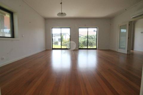 Moradia Individual, com área habitacional, com 212 m²