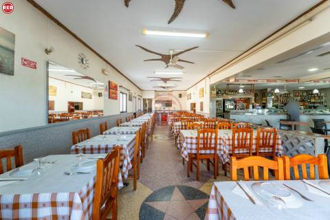 Restaurante para trespasse em frente à praia