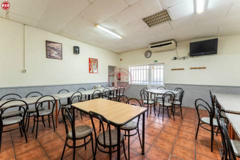 Restaurante para trespasse em frente à praia