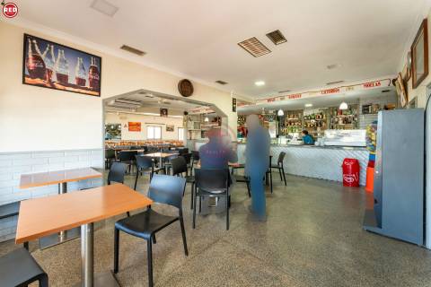 Restaurante para trespasse em frente à praia