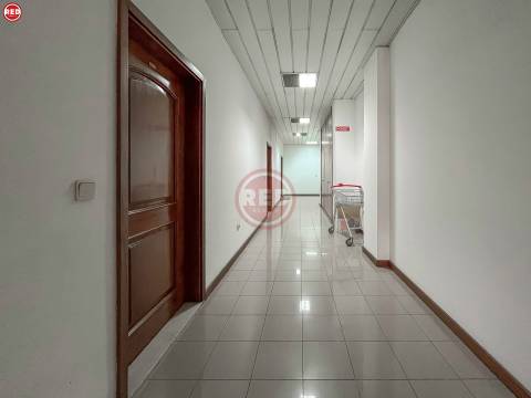 Escritório c/ 80m2 na zona da Barrosa