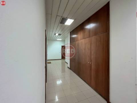Escritório c/ 80m2 na zona da Barrosa