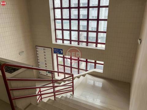 Escritório c/ 80m2 na zona da Barrosa