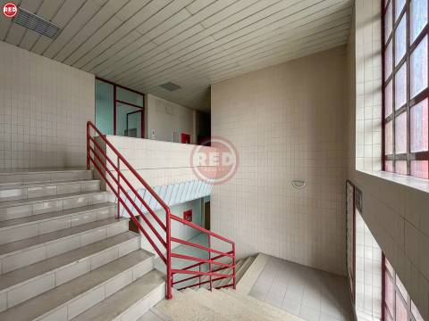 Escritório c/ 80m2 na zona da Barrosa