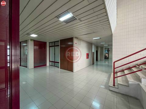 Escritório c/ 80m2 na zona da Barrosa