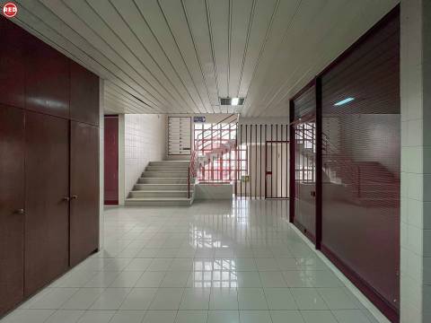 Escritório c/ 80m2 na zona da Barrosa