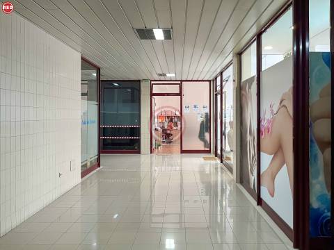 Escritório c/ 80m2 na zona da Barrosa