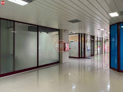 Escritório c/ 80m2 na zona da Barrosa