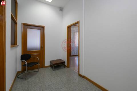 Escritório c/ 80m2 na zona da Barrosa