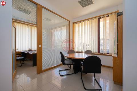 Escritório c/ 80m2 na zona da Barrosa