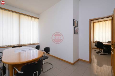 Escritório c/ 80m2 na zona da Barrosa