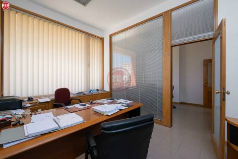 Escritório c/ 80m2 na zona da Barrosa