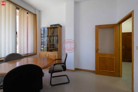 Escritório c/ 80m2 na zona da Barrosa