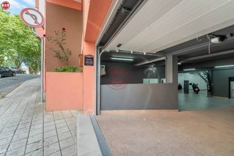 Armazém com 373m2 na Praça da Corujeira