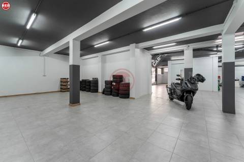 Armazém com 373m2 na Praça da Corujeira