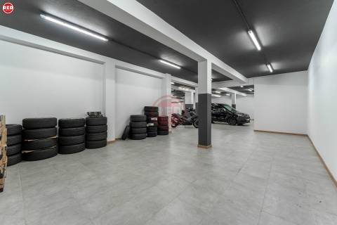 Armazém com 373m2 na Praça da Corujeira