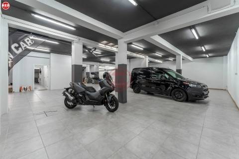 Armazém com 373m2 na Praça da Corujeira