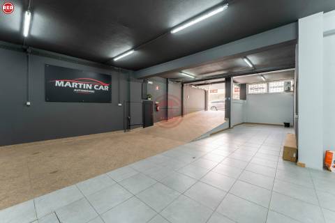 Armazém com 373m2 na Praça da Corujeira