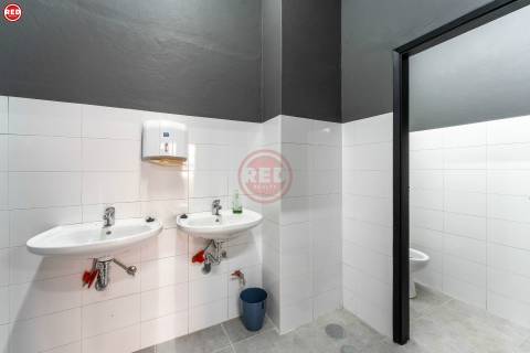 Armazém com 373m2 na Praça da Corujeira