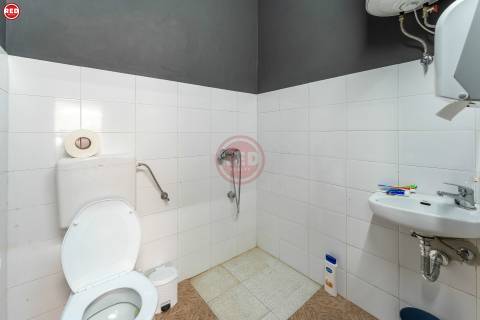 Armazém com 373m2 na Praça da Corujeira