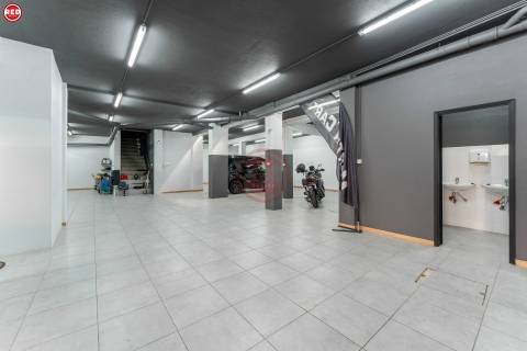 Armazém com 373m2 na Praça da Corujeira