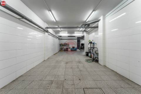 Armazém com 373m2 na Praça da Corujeira