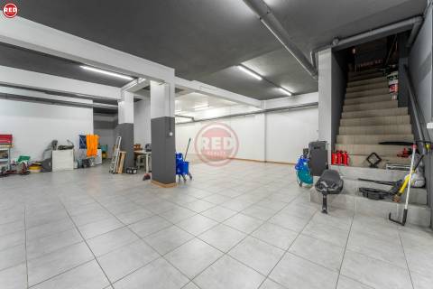 Armazém com 373m2 na Praça da Corujeira