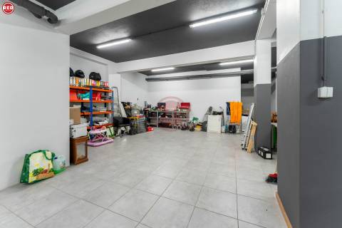 Armazém com 373m2 na Praça da Corujeira