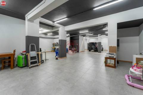 Armazém com 373m2 na Praça da Corujeira