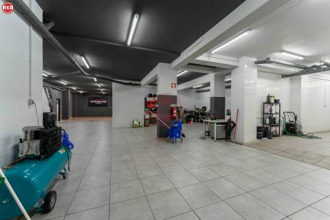 Armazém com 373m2 na Praça da Corujeira