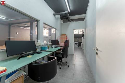 Armazém com 373m2 na Praça da Corujeira