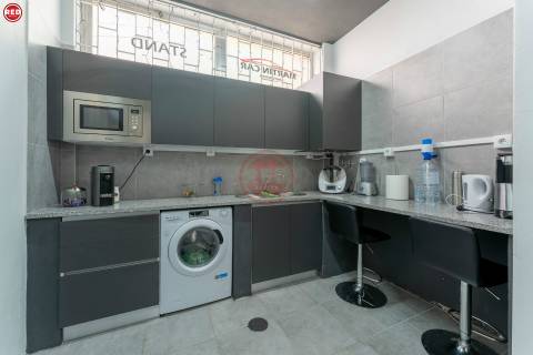 Armazém com 373m2 na Praça da Corujeira