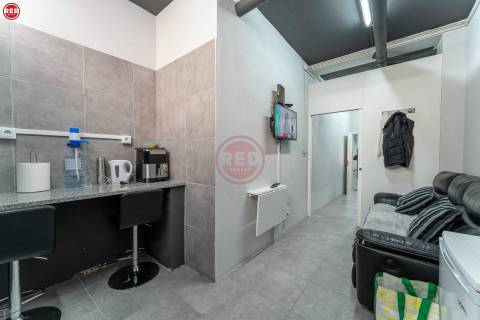 Armazém com 373m2 na Praça da Corujeira