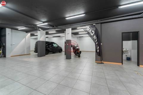 Armazém com 373m2 na Praça da Corujeira