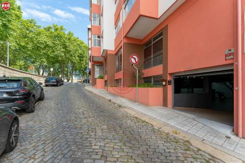 Armazém com 373m2 na Praça da Corujeira