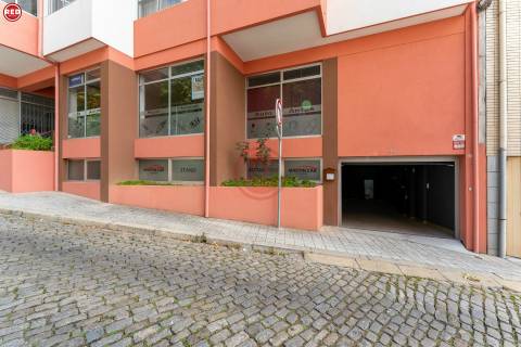 Armazém com 373m2 na Praça da Corujeira