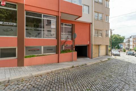 Armazém com 373m2 na Praça da Corujeira