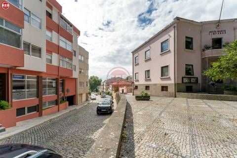 Armazém com 373m2 na Praça da Corujeira