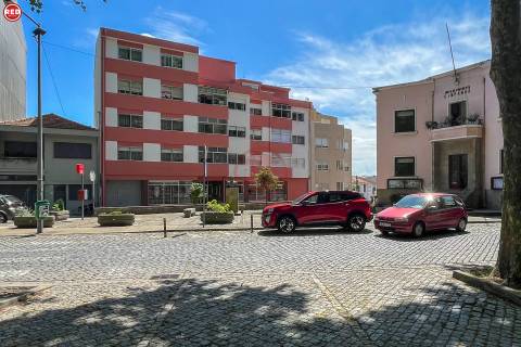 Armazém com 373m2 na Praça da Corujeira