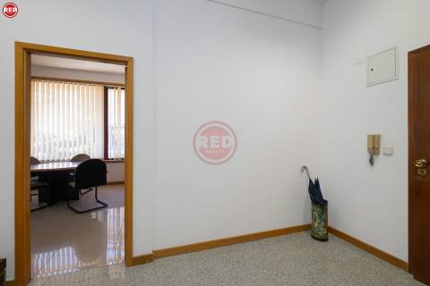 Escritório c/ 80m2 para arrendamento na zona da Barrosa