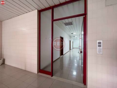 Escritório c/ 80m2 para arrendamento na zona da Barrosa