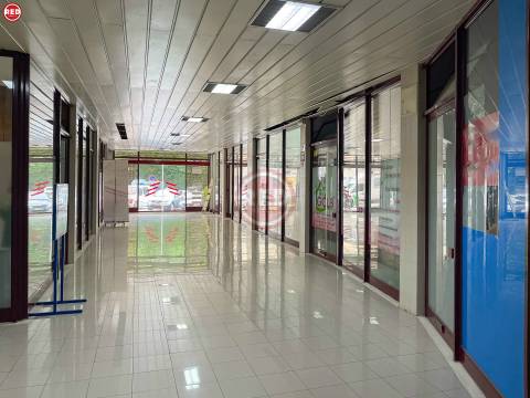 Escritório c/ 80m2 para arrendamento na zona da Barrosa