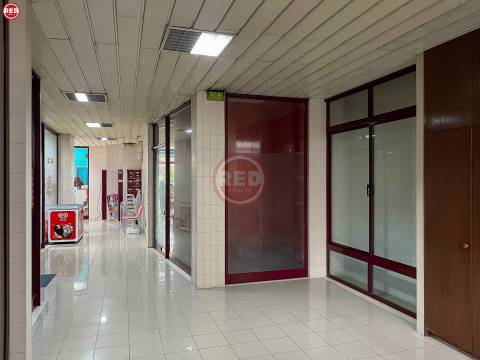 Escritório c/ 80m2 para arrendamento na zona da Barrosa