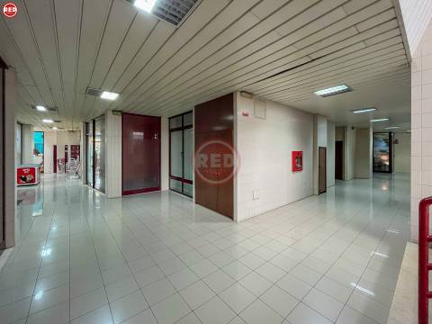 Escritório c/ 80m2 para arrendamento na zona da Barrosa