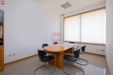 Escritório c/ 80m2 para arrendamento na zona da Barrosa