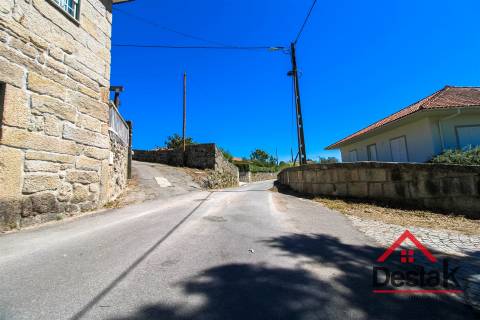 Terreno com aproximadamente 1 hectare, localizado em Serrazes.