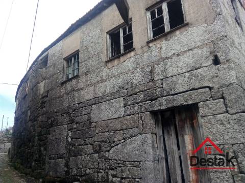 Quintinha com moradia em pedra para restaurar em Castro Daire